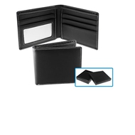 Billetera de Cuero
CÓDIGO: CCJ20 	
Billetera de Cuero. Presentación en caja de regalos de cartón forrado negro.
• Tamaño: 11 x 8.4 x 1.3 cm aprox.(cerrada) / 22 x 8.4 cm aprox. (abierta).
• Colores: Negro (08), Café Oscuro (49).
• Impresión en: Serigrafía - cuño seco.